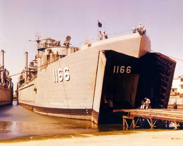 LST-1166%20at%20Naha%20Okinawa%201962.JPG